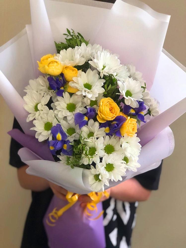 Букет цветов из: Ирисы, Хризантемы и Розы в Зюзино