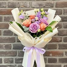 Букет цветов из:  Лизиантусы и Розы в Зюзино