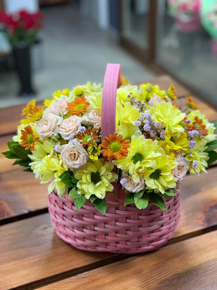 Цветочная композиция из Хризантемы и Розы в корзине в Зюзино