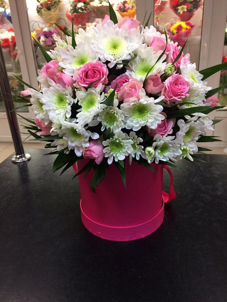 Цветочная композиция из Розы и Хризантемы в шляпной коробке в Зюзино