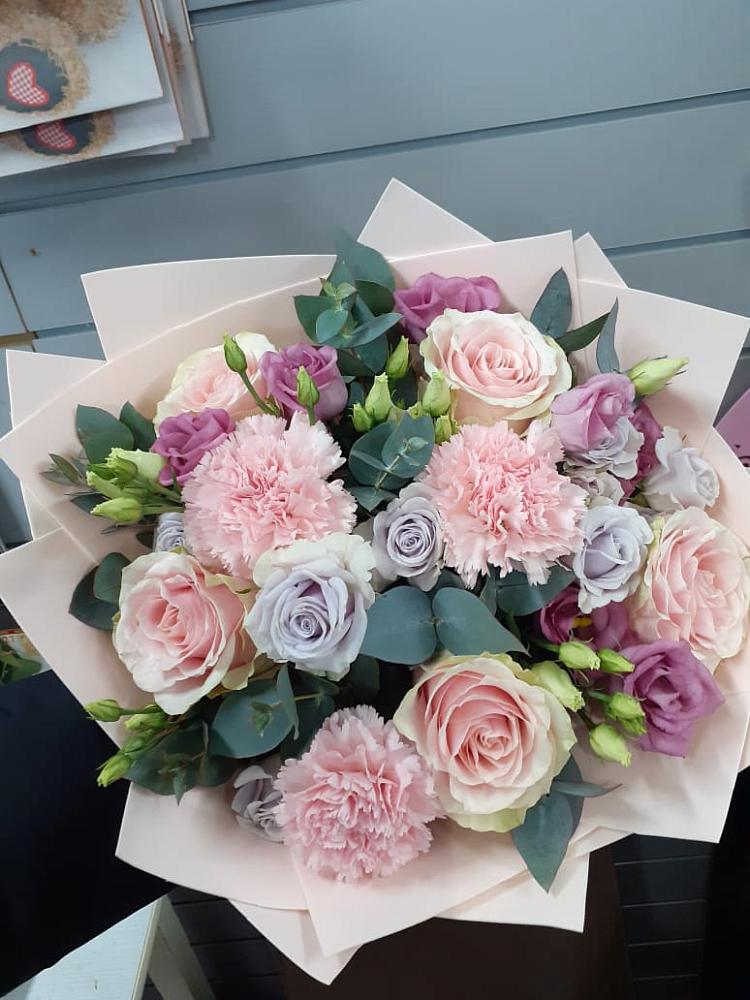 Букет цветов из: Розы, Гвоздики и Лизиантусы в Зюзино